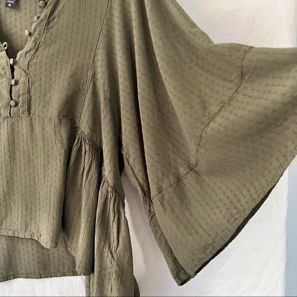 Express Casual Flowy Green Tunic Style Top in Women’s Size Medium - Picture 3 of 5